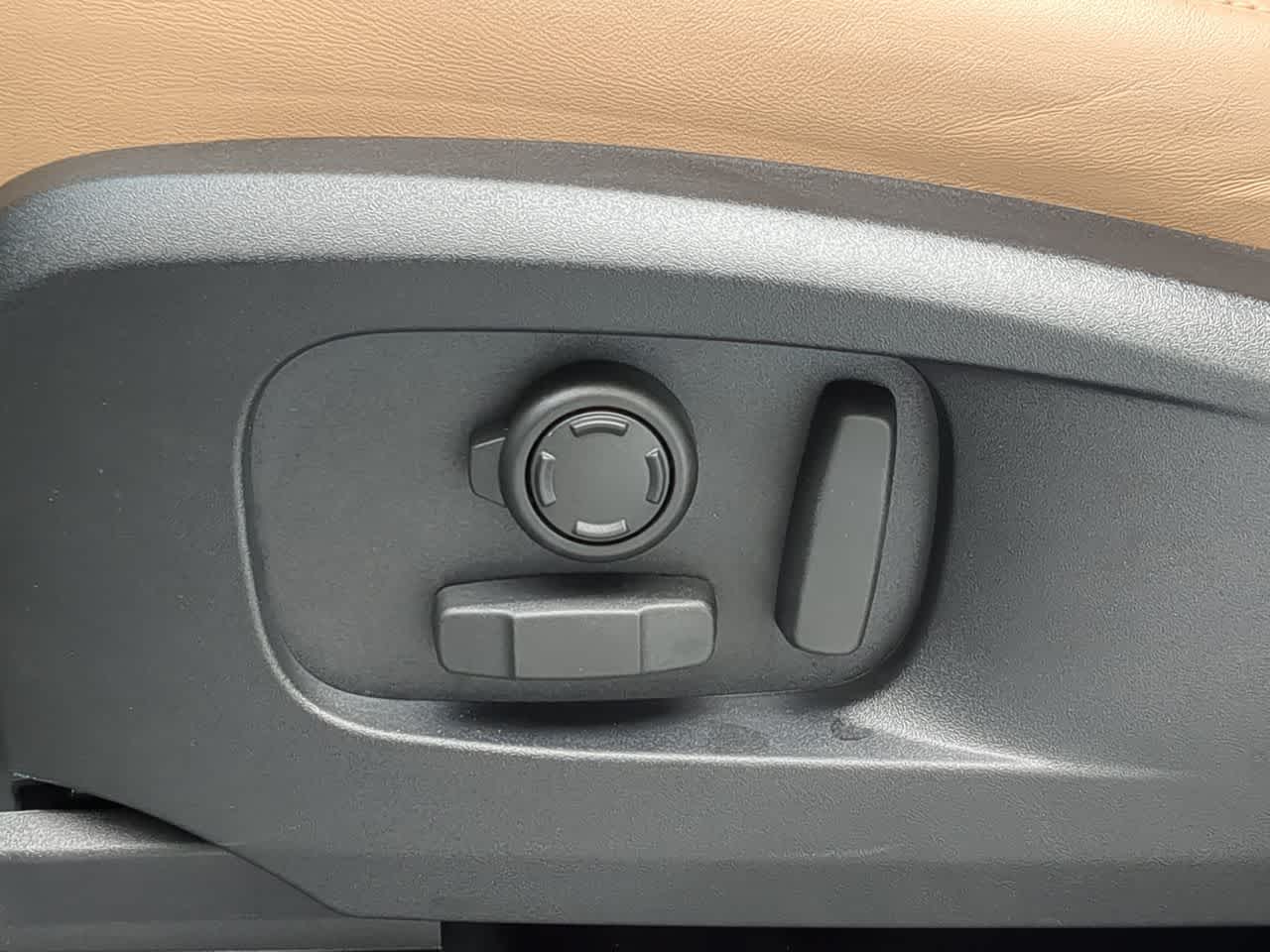 Thumbnail: 2025 Land Rover Defender - 18