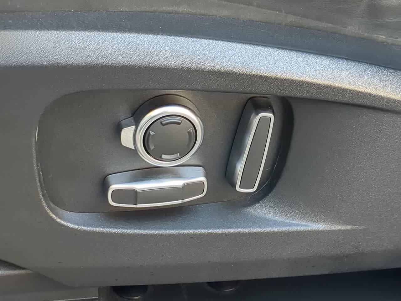 Thumbnail: 2024 Land Rover Defender - 17