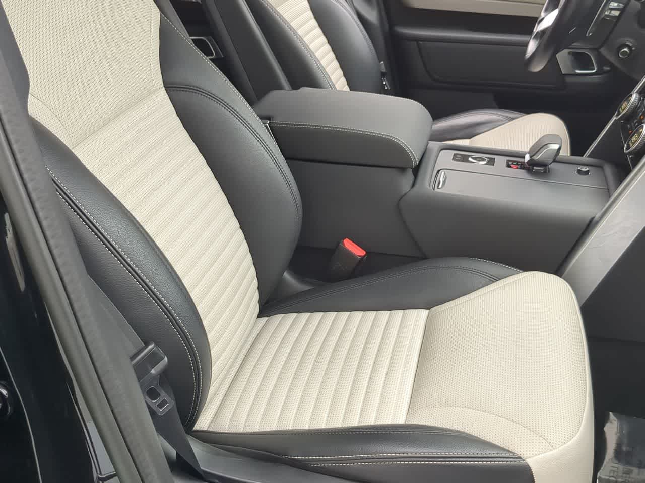 Thumbnail: 2023 Land Rover Discovery - 23