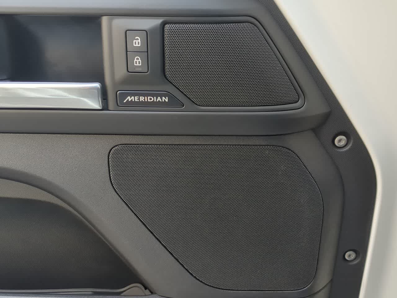 Thumbnail: 2025 Land Rover Defender - 32