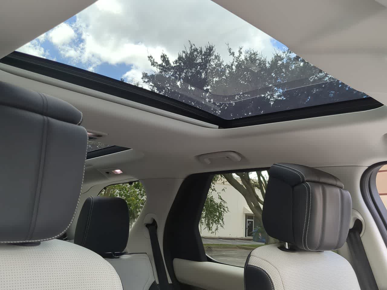 Thumbnail: 2025 Land Rover Discovery - 20