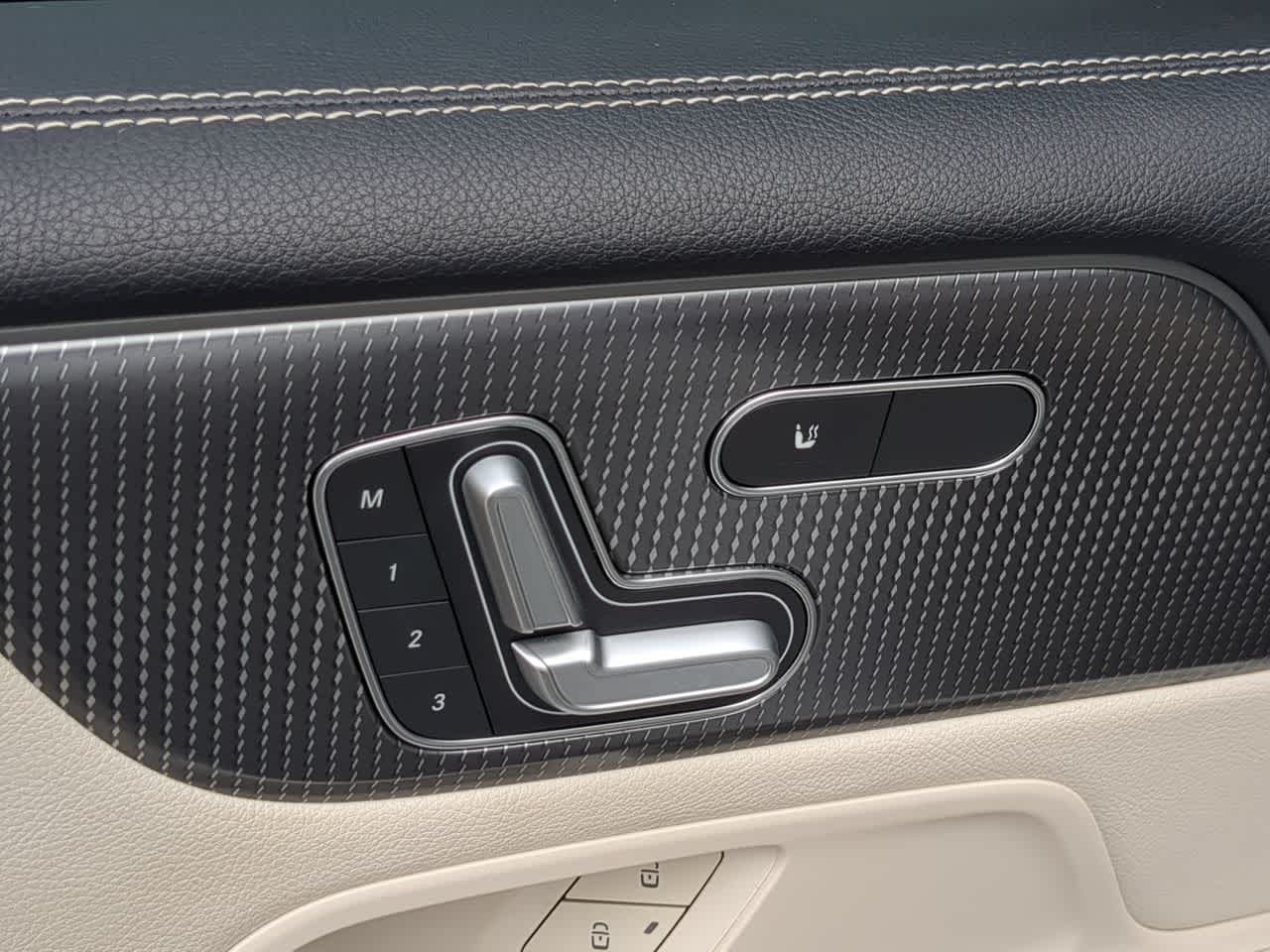 Thumbnail: 2020 Mercedes-Benz GLB - 18