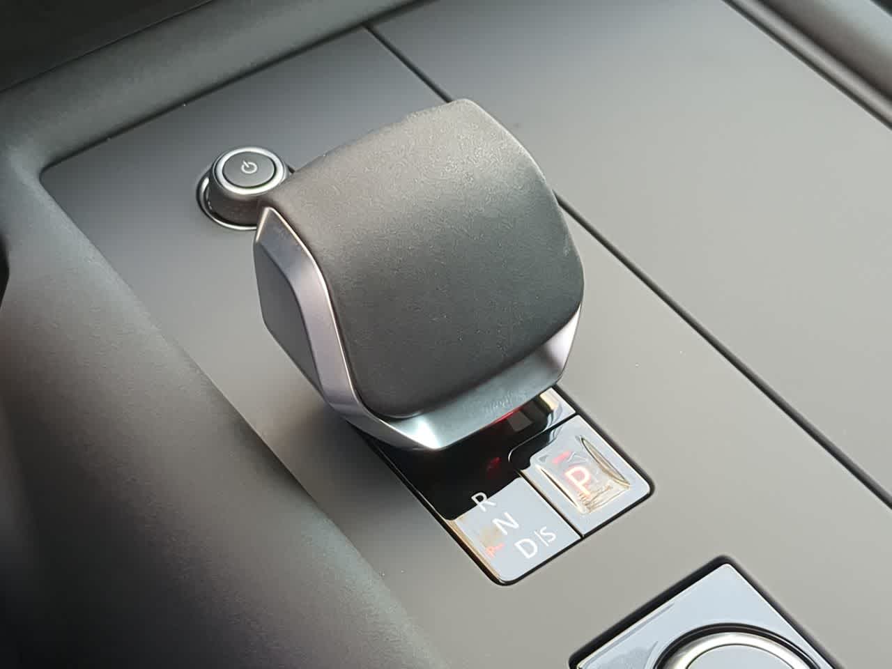 Thumbnail: 2026 Land Rover Discovery - 35