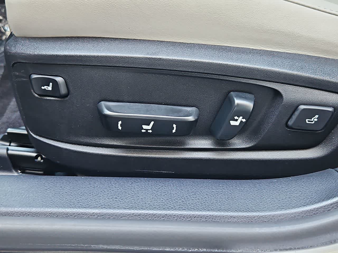 Thumbnail: 2014 Lexus ES - 18