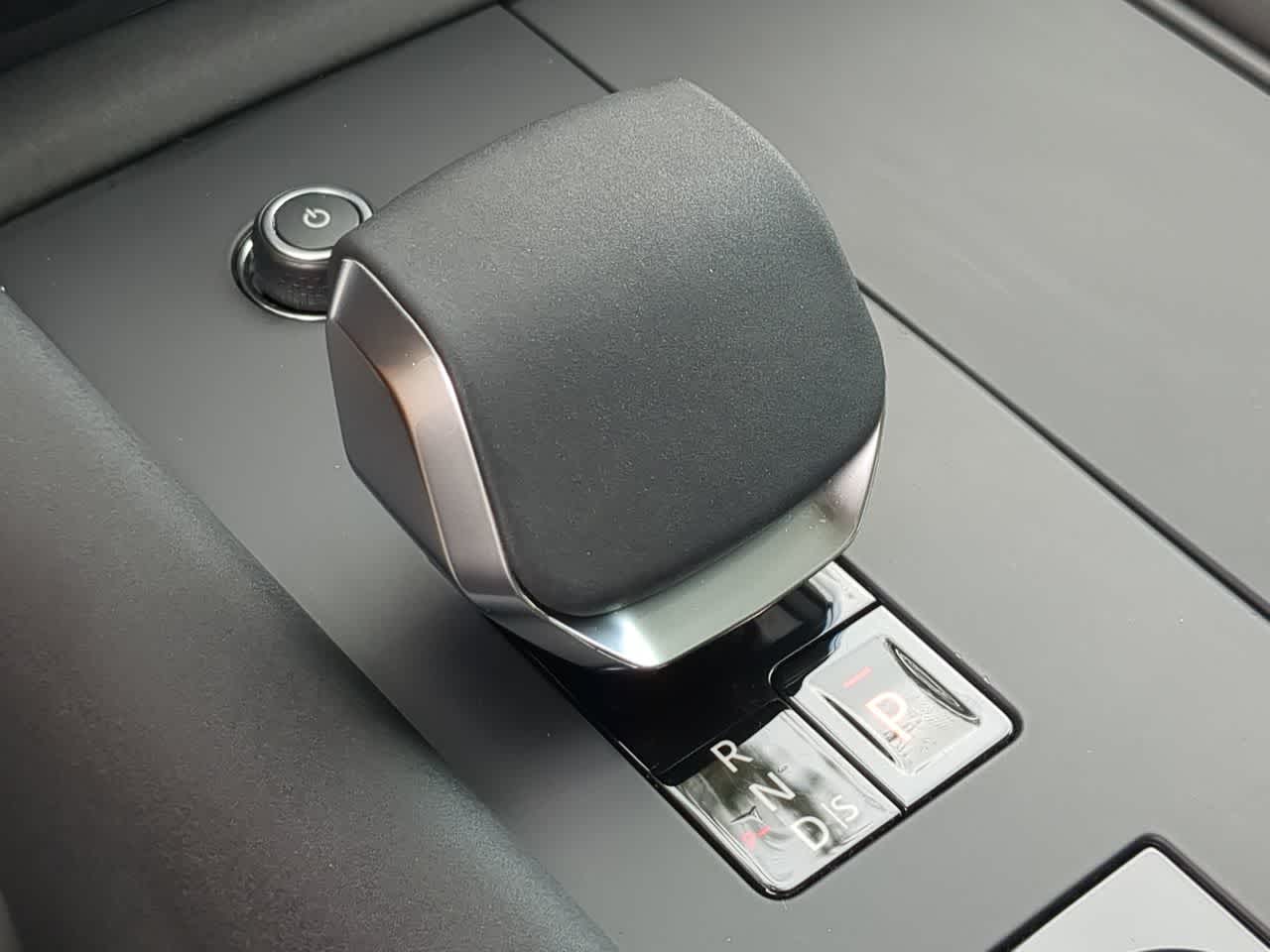 Thumbnail: 2025 Land Rover Discovery - 33