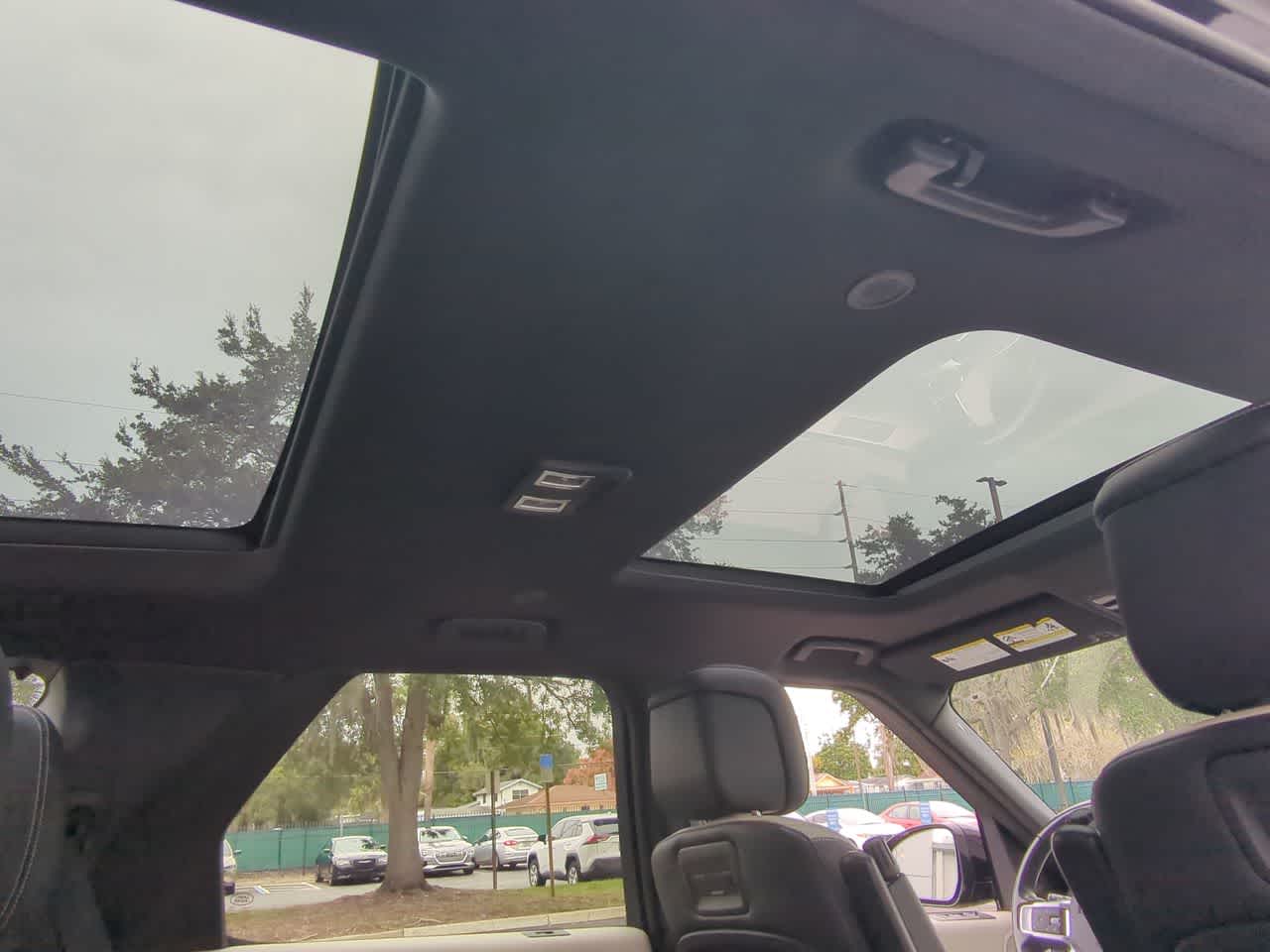 Thumbnail: 2023 Land Rover Discovery - 22