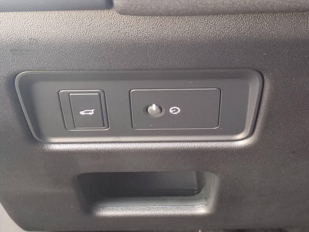 Thumbnail: 2025 Land Rover Discovery - 17