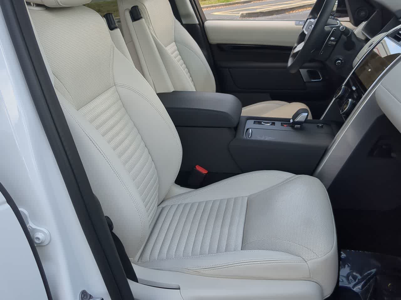 Thumbnail: 2025 Land Rover Discovery - 24