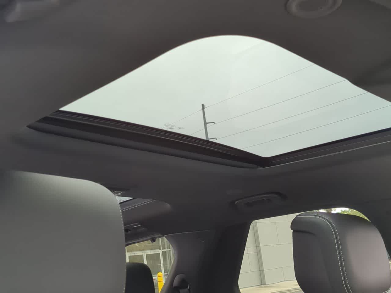 Thumbnail: 2023 Land Rover Discovery - 19