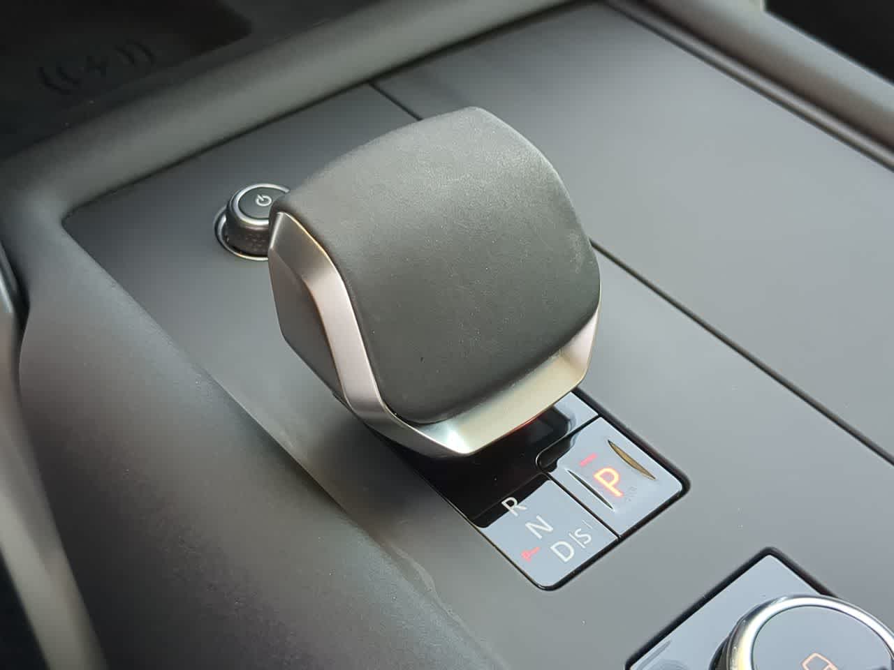 Thumbnail: 2025 Land Rover Discovery - 32