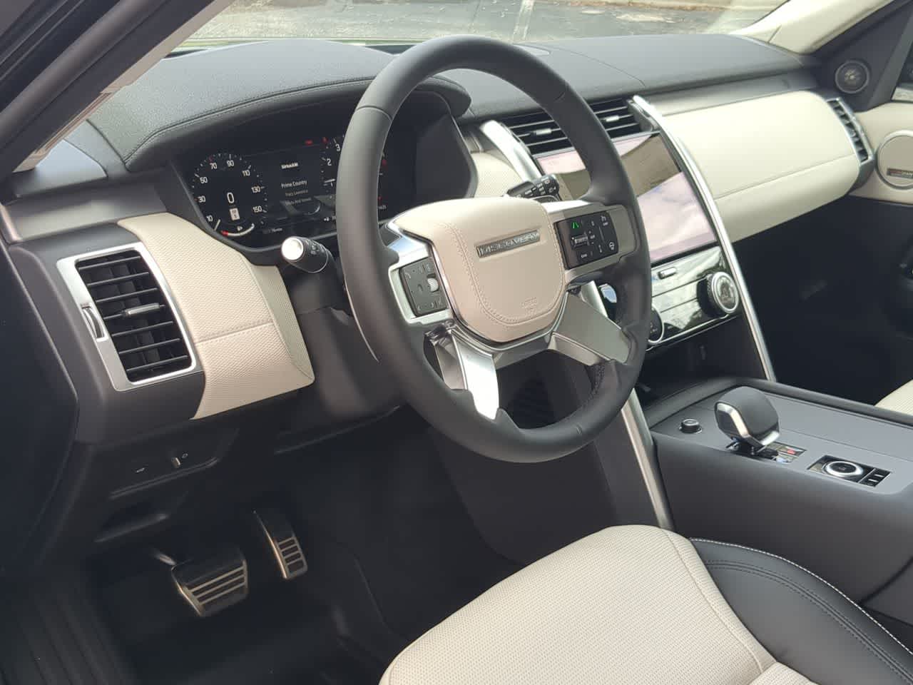 Thumbnail: 2026 Land Rover Discovery - 10