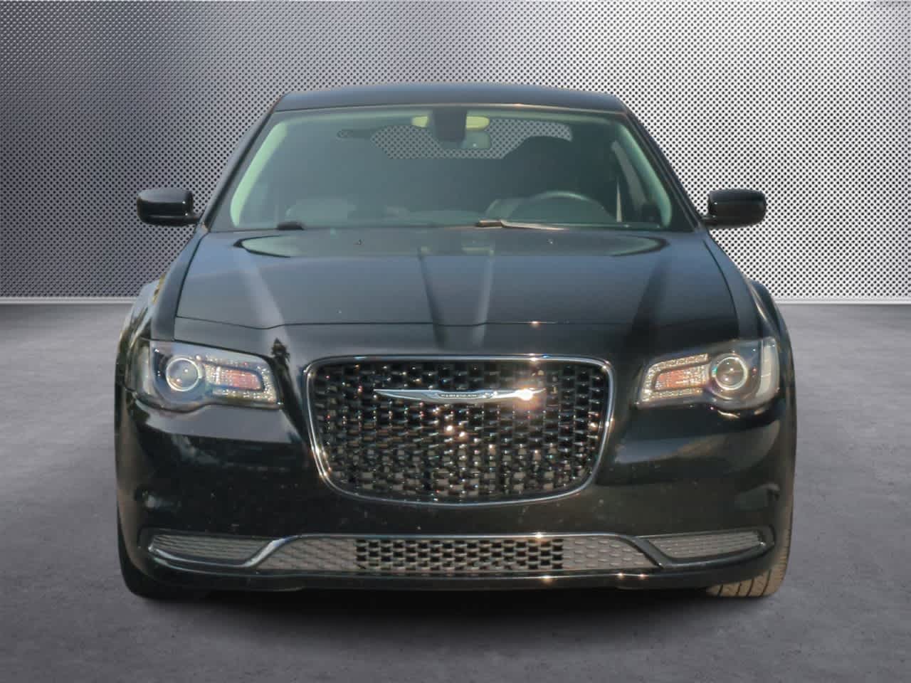 2018 Chrysler 300 Touring photo 3