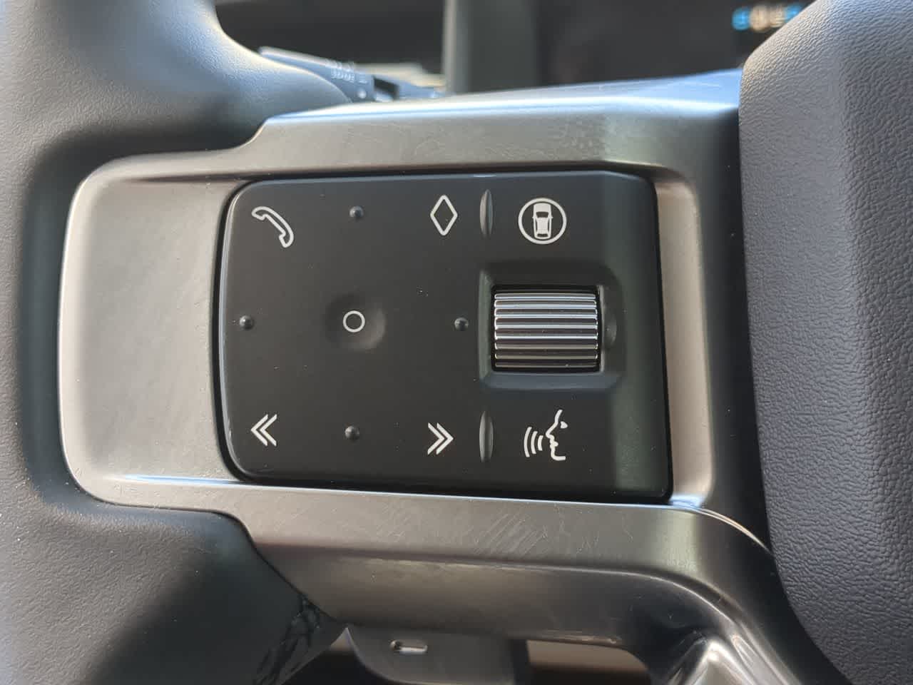 Thumbnail: 2025 Land Rover Discovery - 26