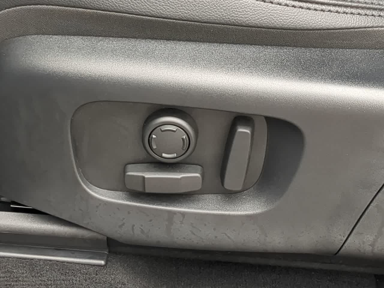 Thumbnail: 2025 Land Rover Discovery Sport - 18