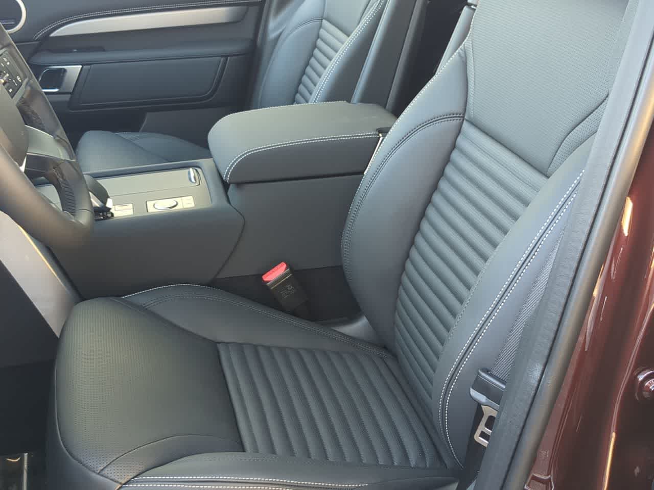 Thumbnail: 2026 Land Rover Discovery - 16