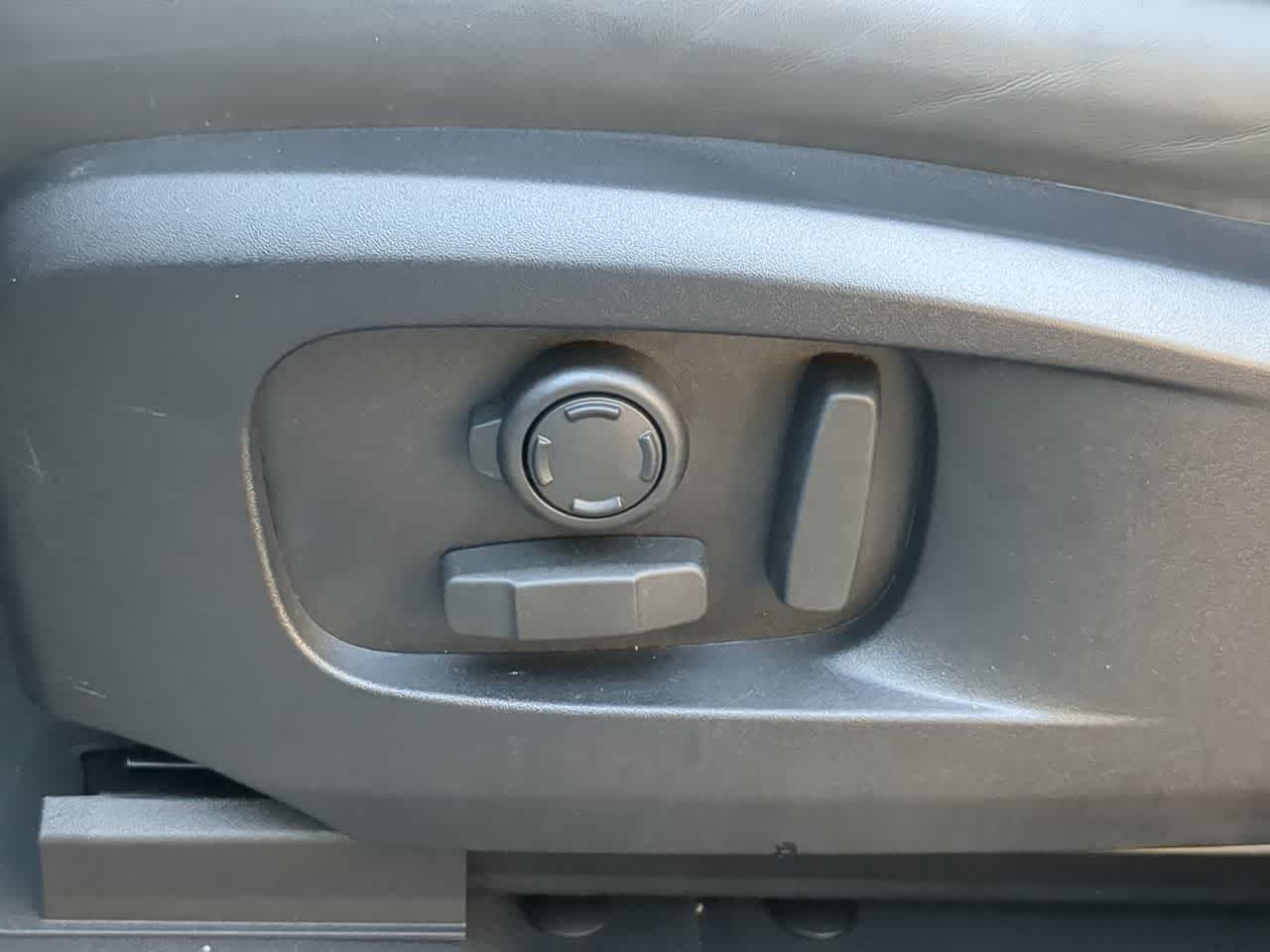 Thumbnail: 2025 Land Rover Defender - 17