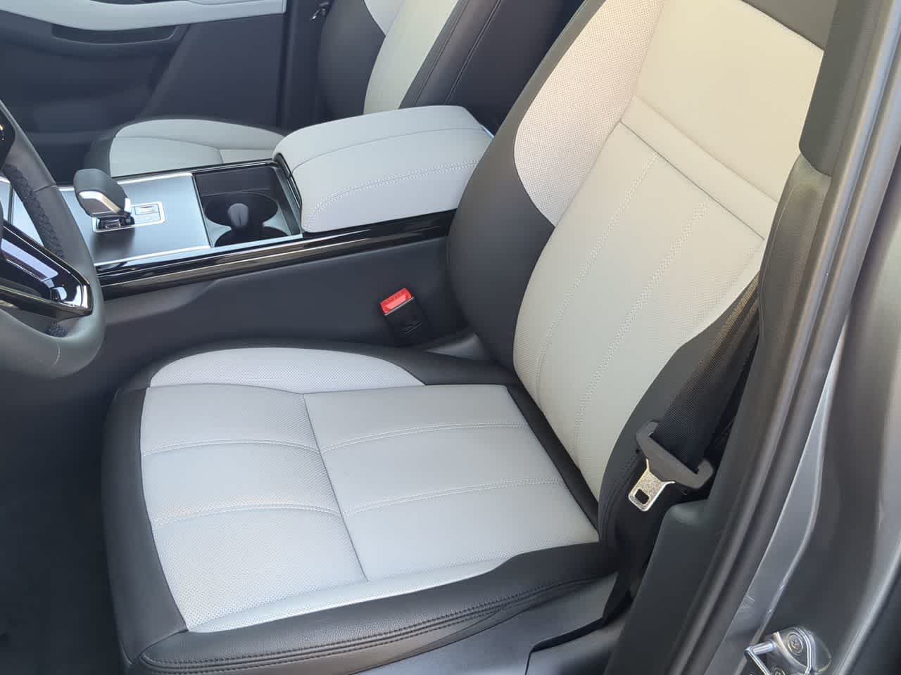 Thumbnail: 2026 Land Rover Range Rover Evoque - 17