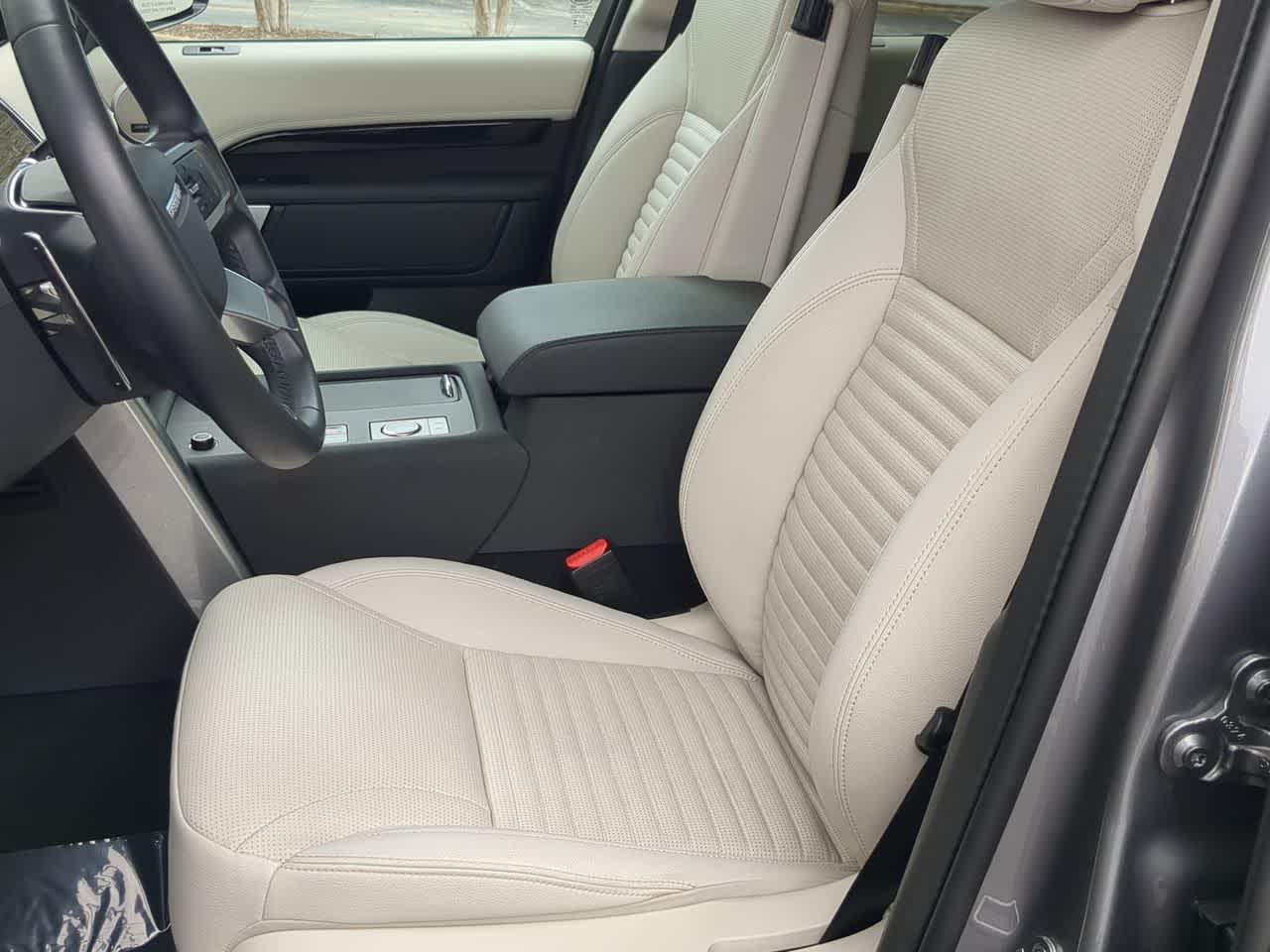 Thumbnail: 2025 Land Rover Discovery - 15