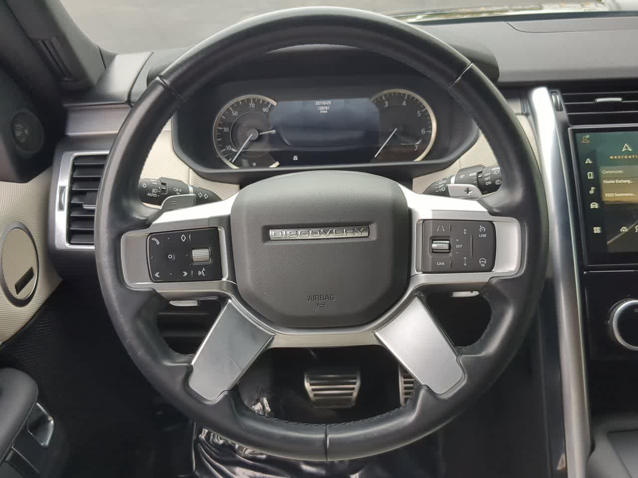 Thumbnail: 2023 Land Rover Discovery - 24