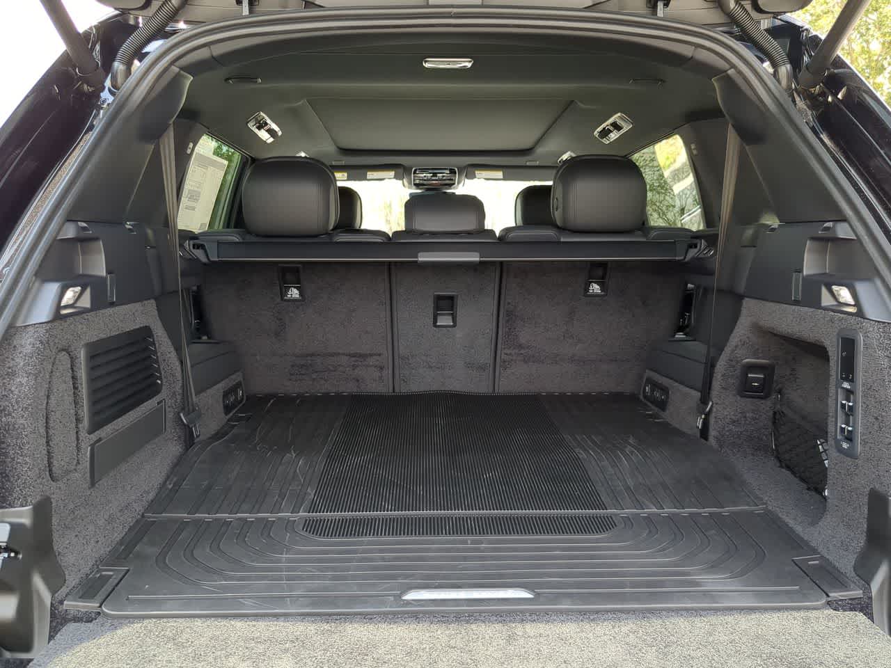 2025 Land Rover Range Rover SE 35