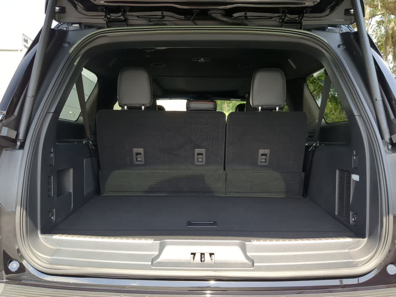 Thumbnail: 2024 Lincoln Navigator L - 34
