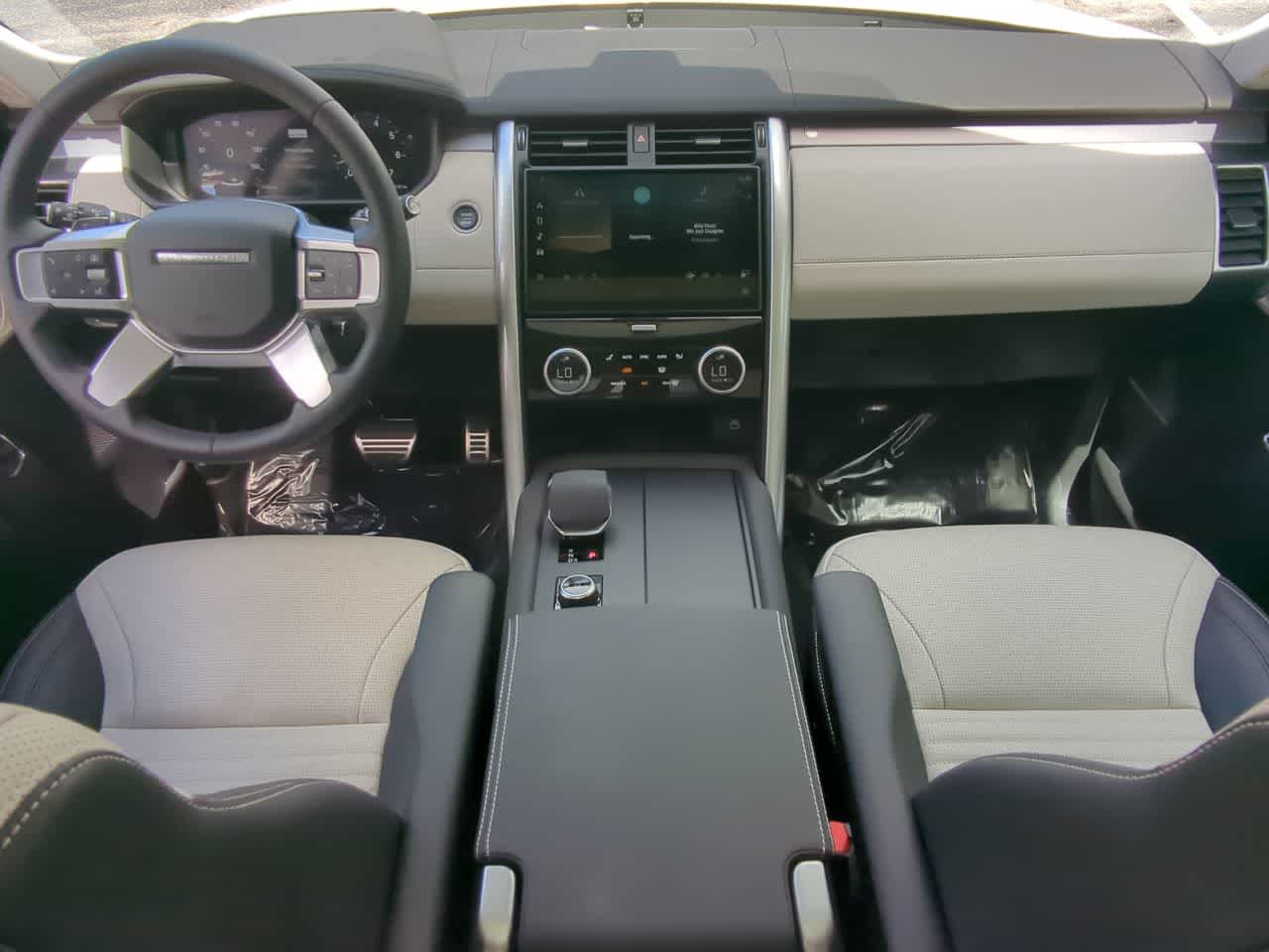 Thumbnail: 2025 Land Rover Discovery - 16