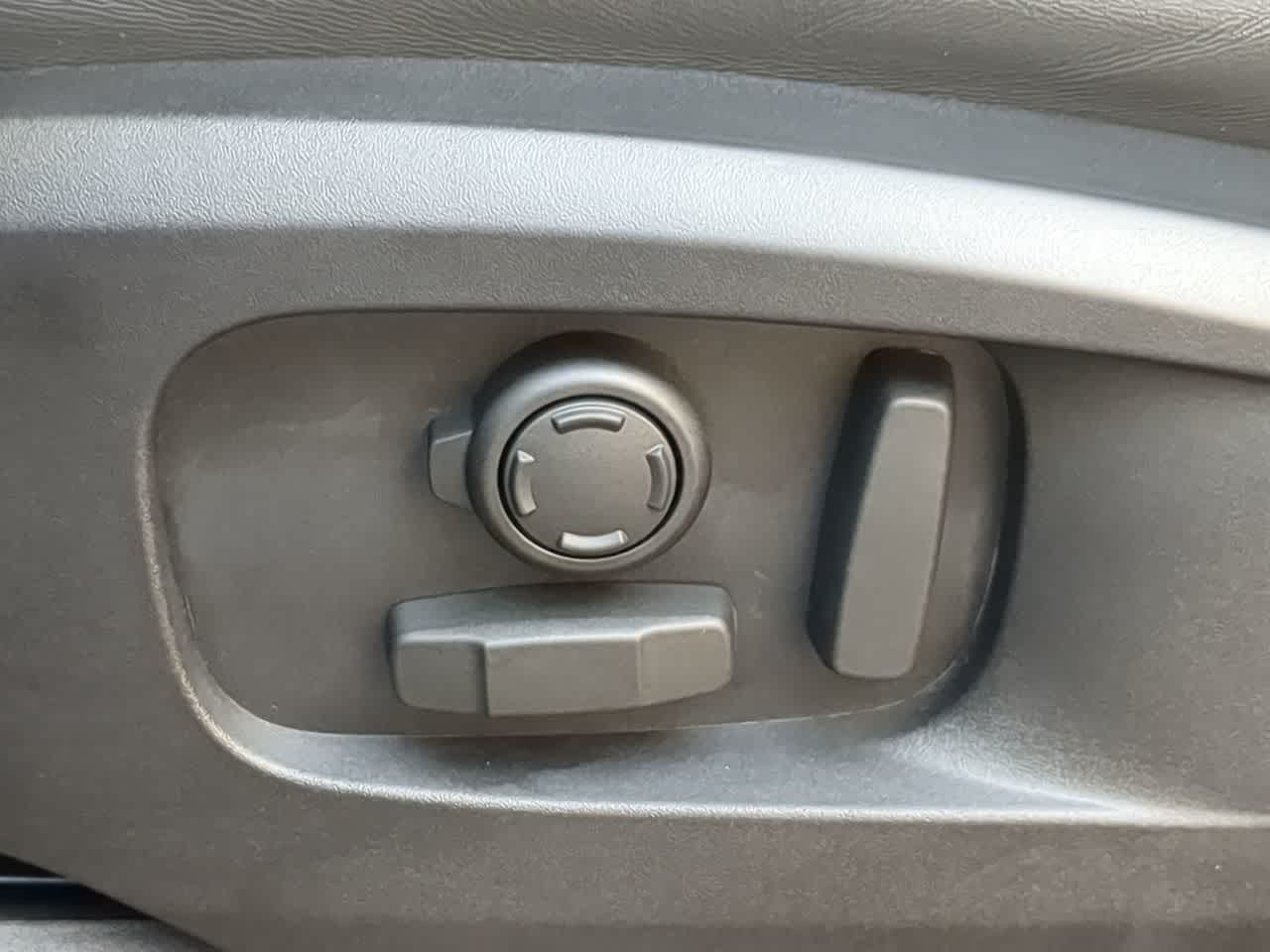 Thumbnail: 2023 Land Rover Defender - 17