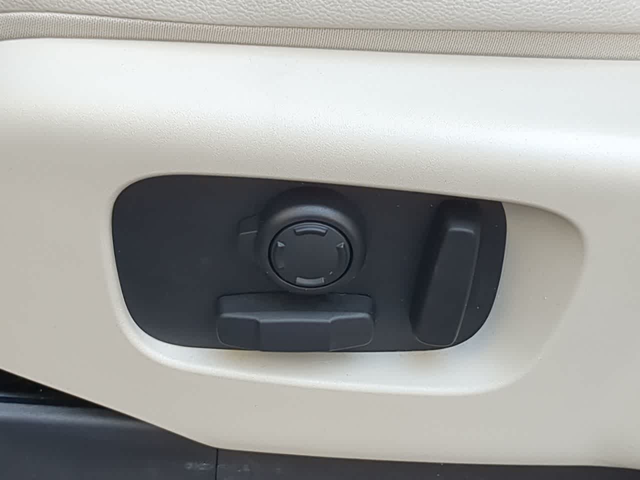 Thumbnail: 2025 Land Rover Discovery - 16