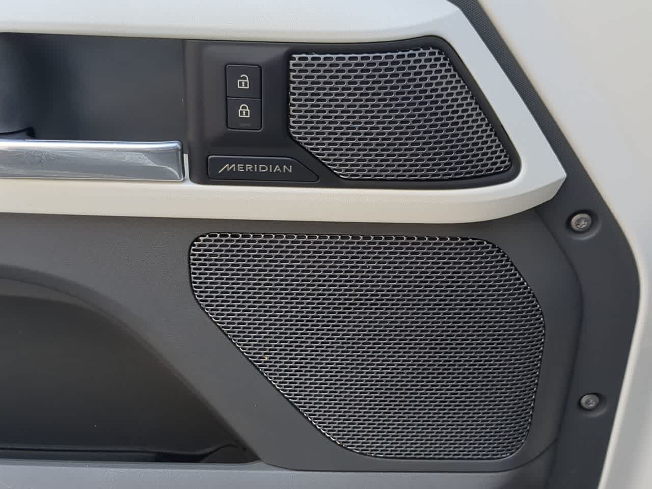 Thumbnail: 2022 Land Rover Defender - 33