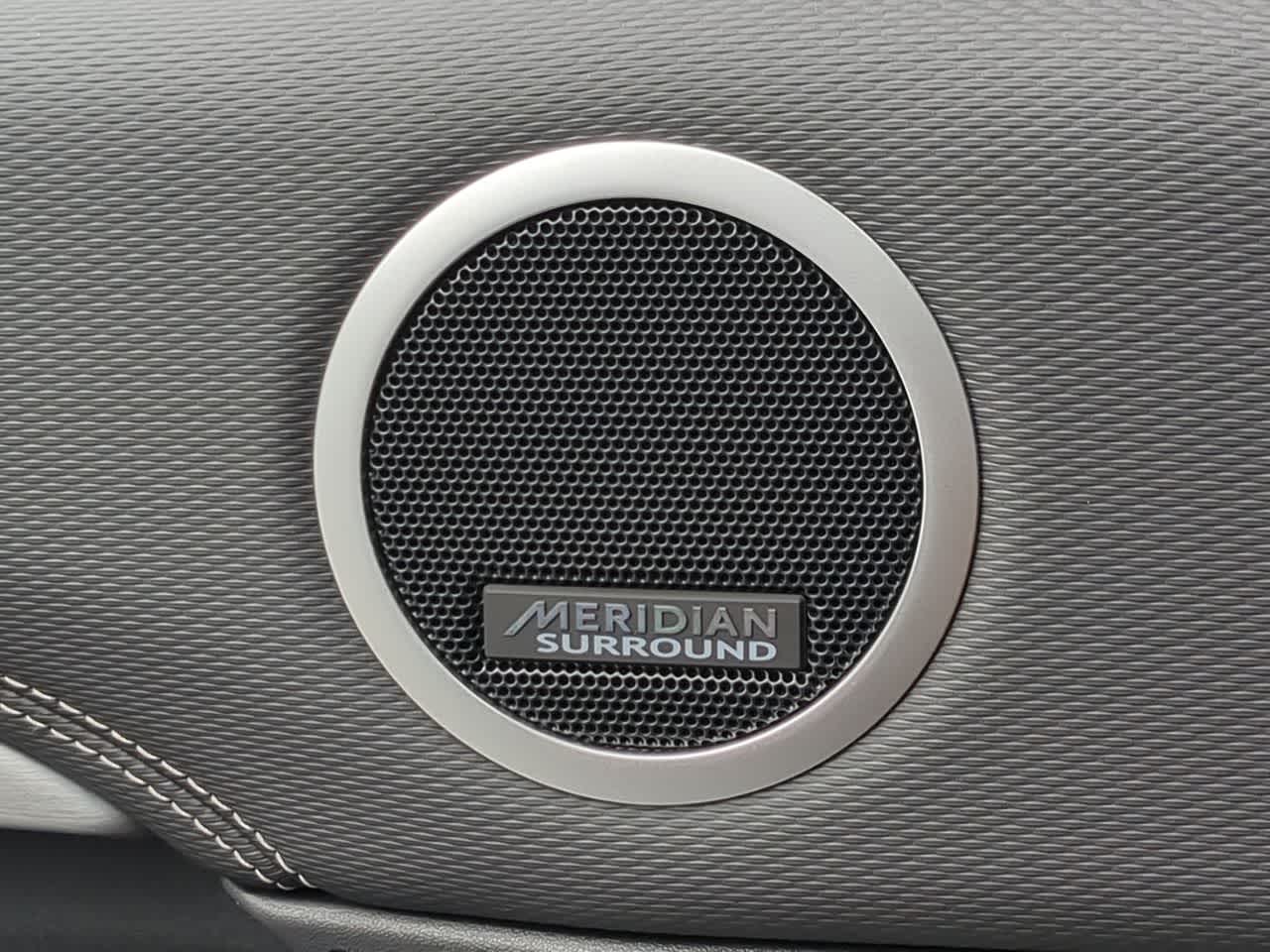 Thumbnail: 2025 Land Rover Discovery - 32