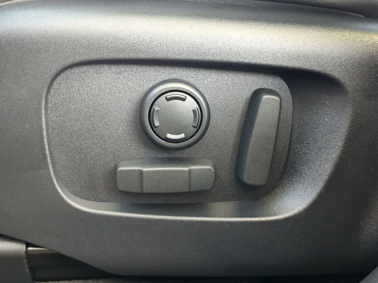 Thumbnail: 2026 Land Rover Range Rover Velar - 18