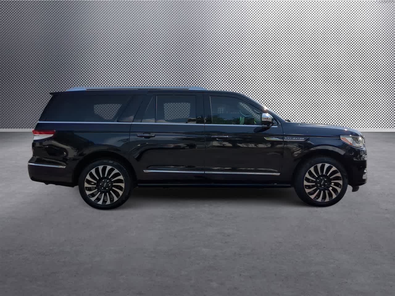 Thumbnail: 2024 Lincoln Navigator L - 9