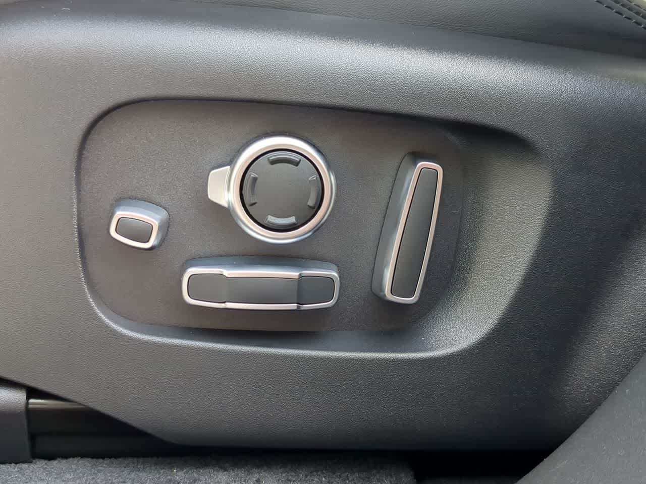 Thumbnail: 2026 Land Rover Range Rover Velar - 17