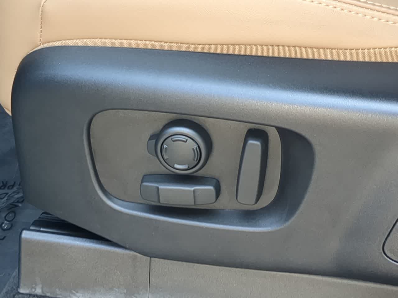 Thumbnail: 2025 Land Rover Discovery - 17