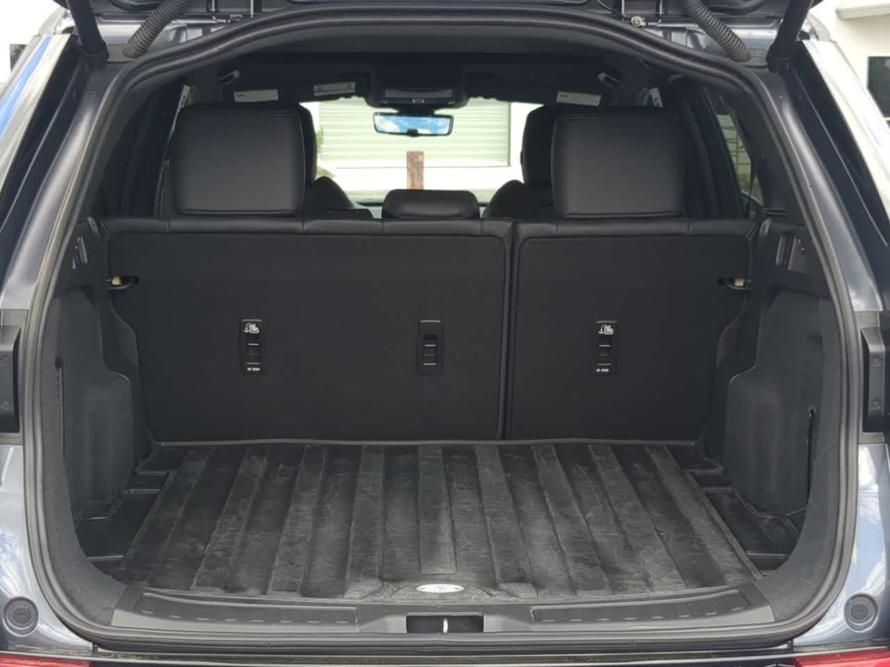 Thumbnail: 2025 Land Rover Discovery Sport - 35