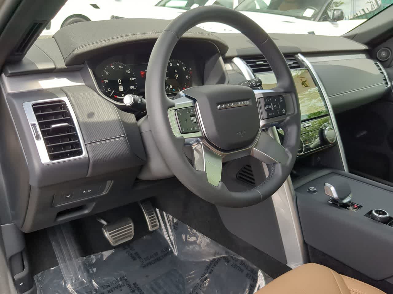 Thumbnail: 2024 Land Rover Discovery - 10
