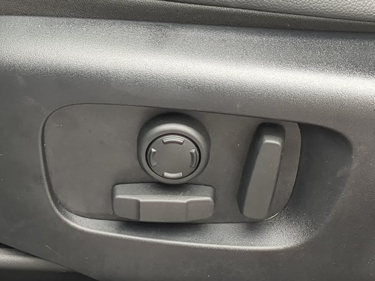 Thumbnail: 2025 Land Rover Range Rover Velar - 18