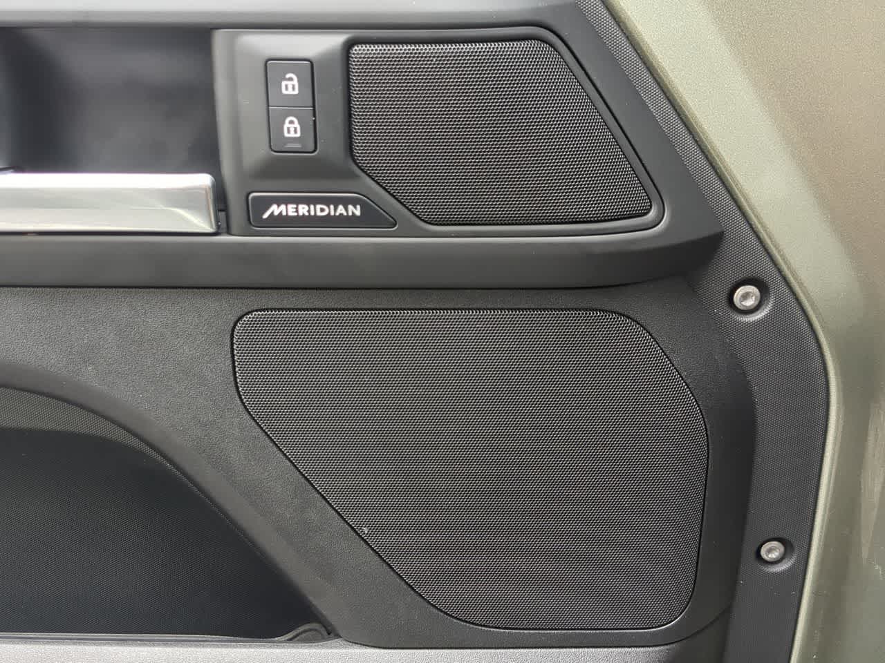 Thumbnail: 2025 Land Rover Defender - 32