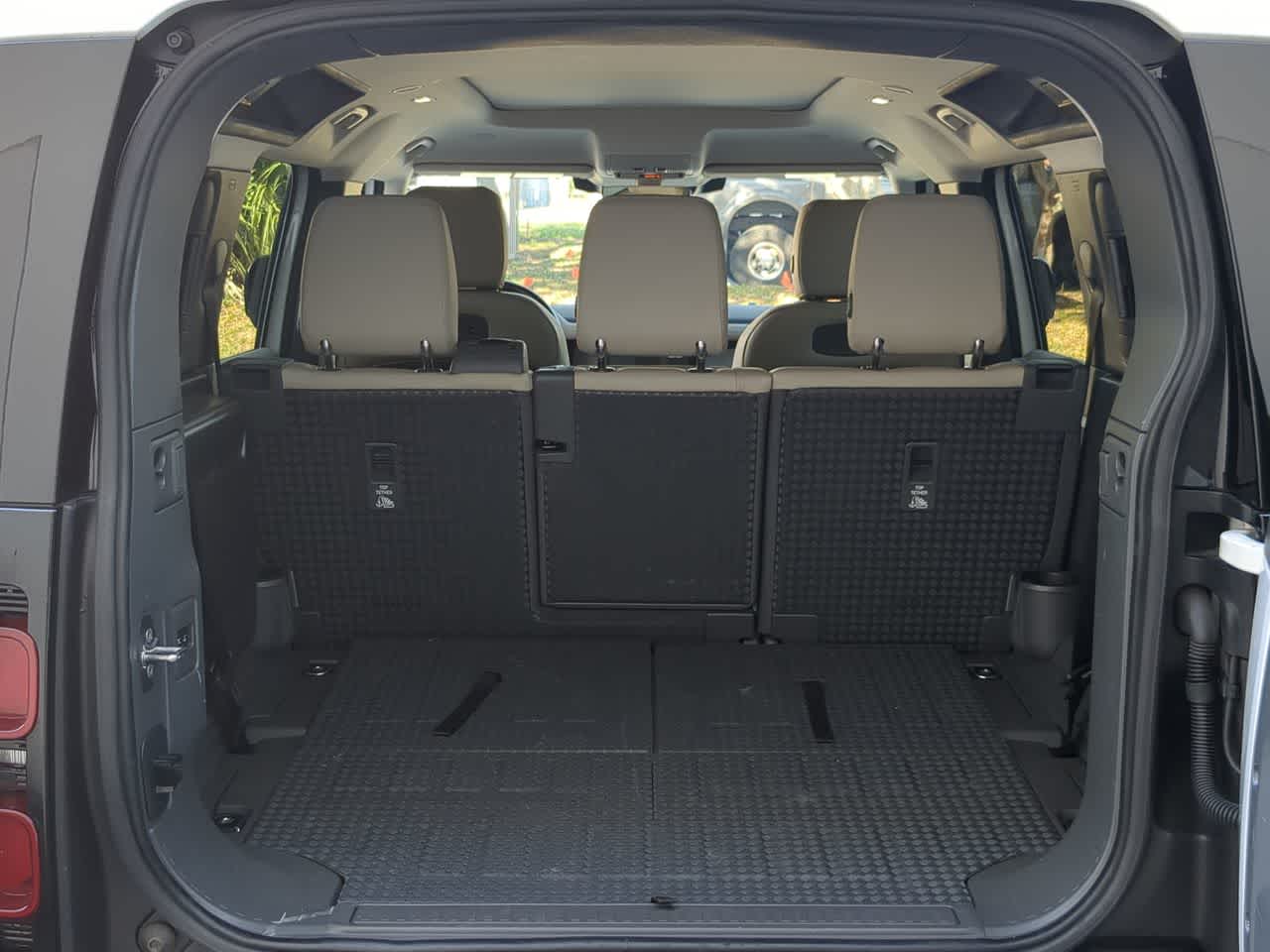 Thumbnail: 2022 Land Rover Defender - 37