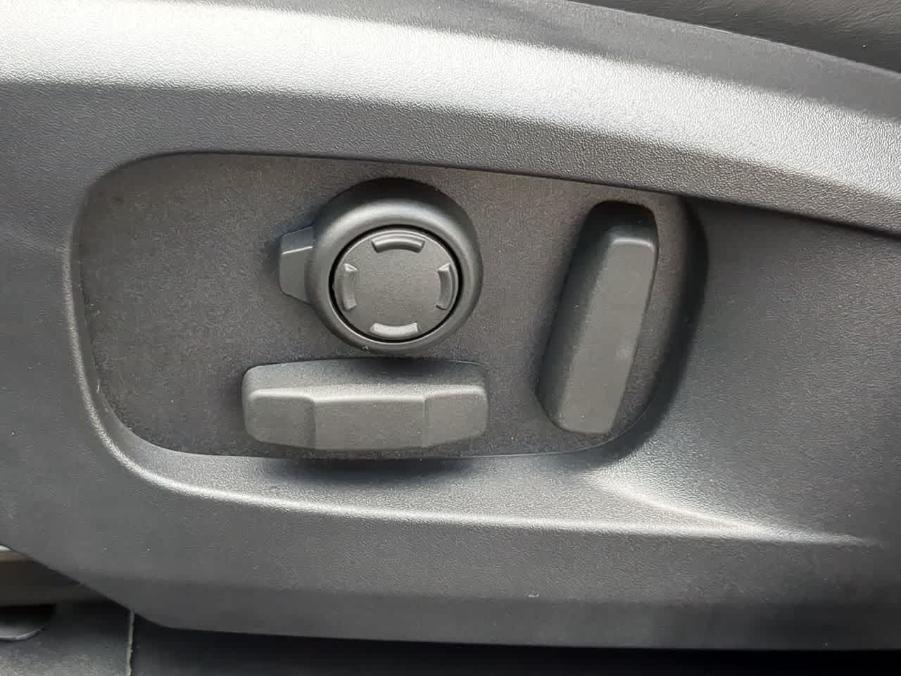 Thumbnail: 2025 Land Rover Defender - 18