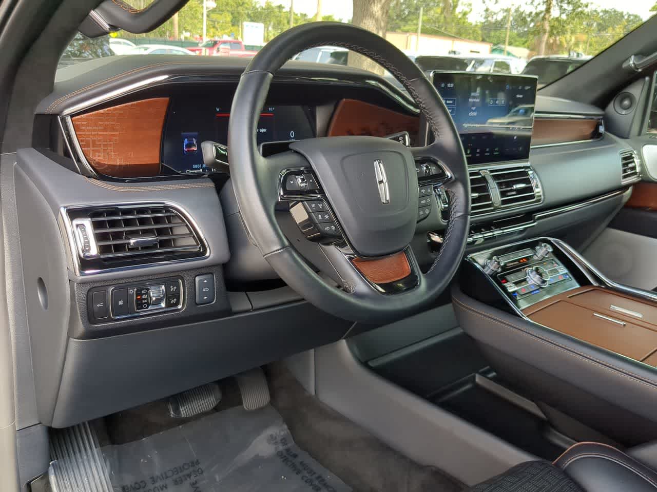 Thumbnail: 2024 Lincoln Navigator L - 10