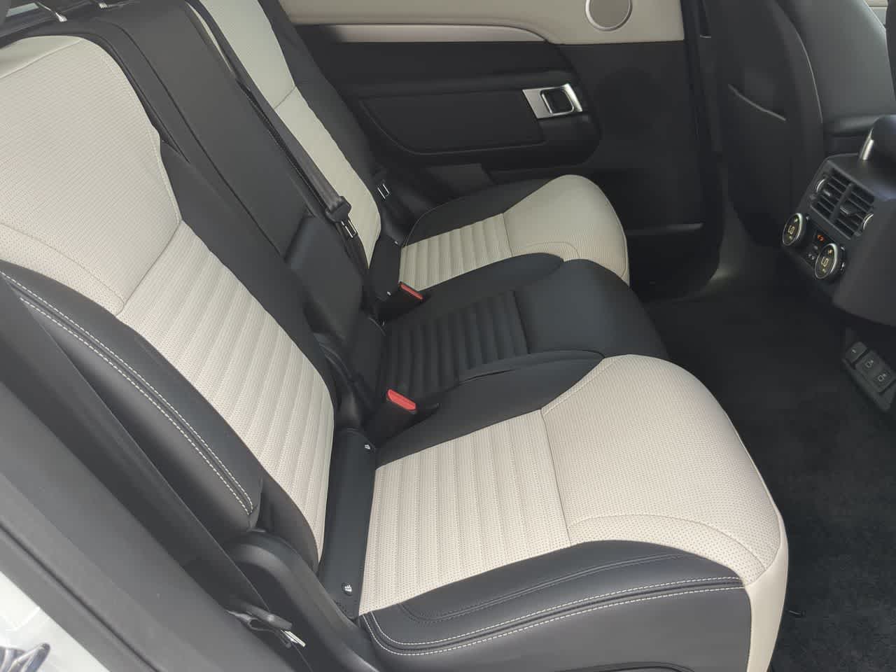 Thumbnail: 2025 Land Rover Discovery - 22