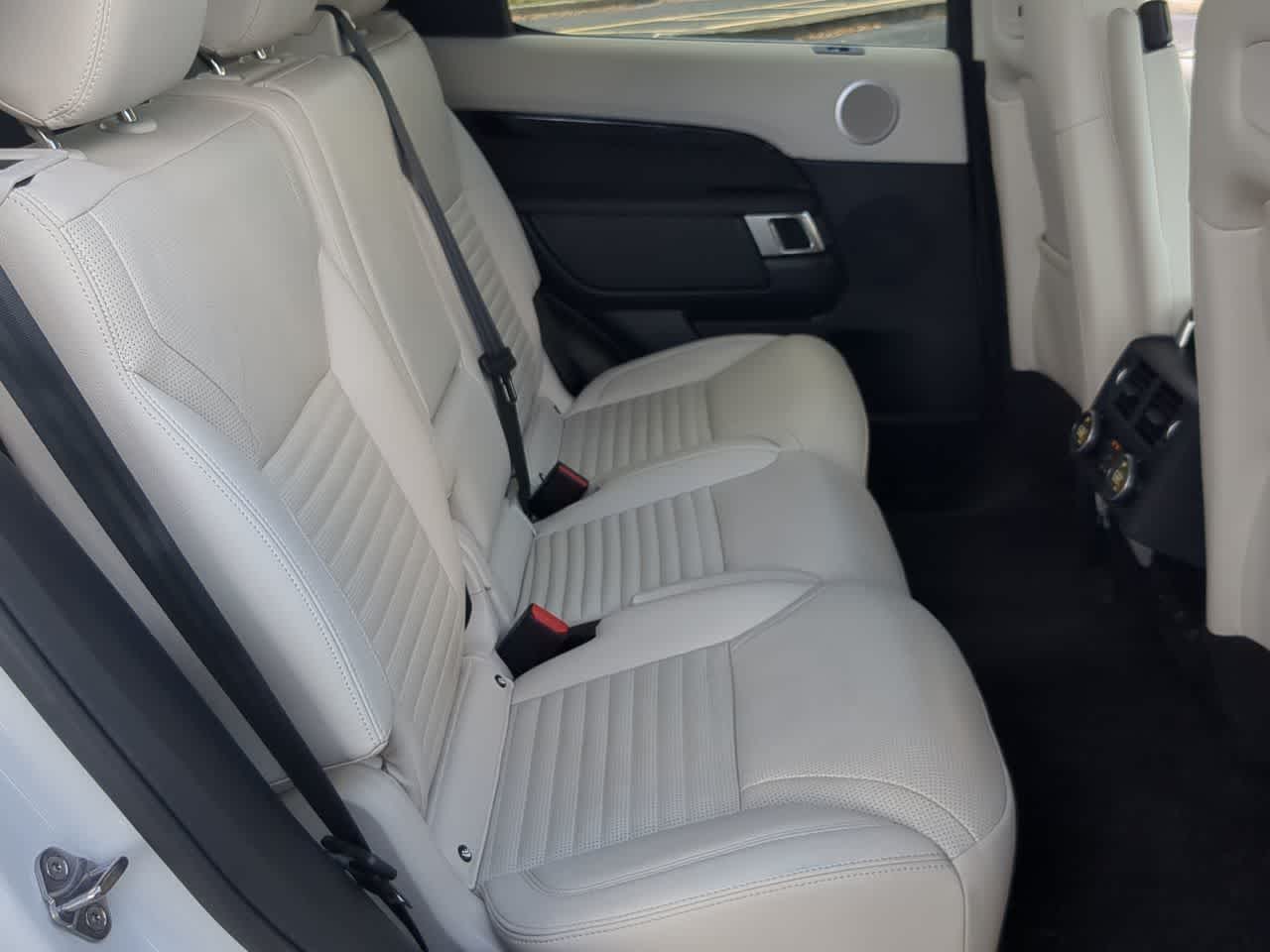 Thumbnail: 2025 Land Rover Discovery - 22