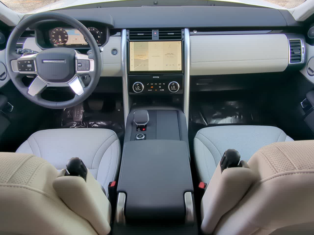 Thumbnail: 2025 Land Rover Discovery - 15