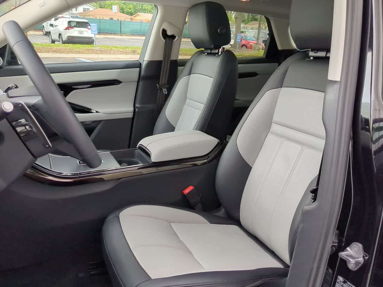 Thumbnail: 2025 Land Rover Range Rover Evoque - 15