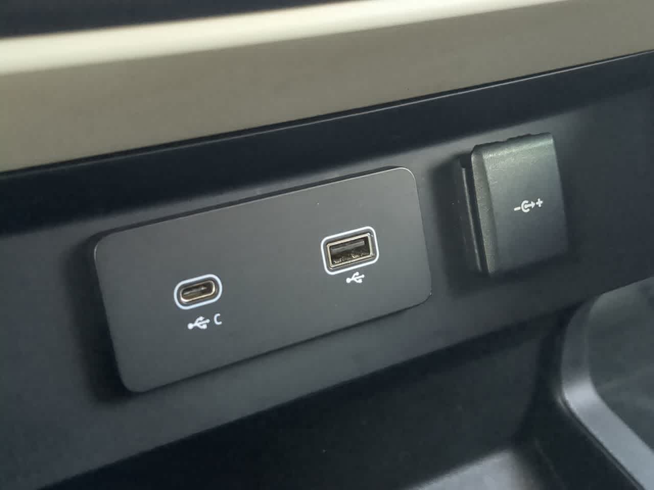 Thumbnail: 2023 Land Rover Defender - 33