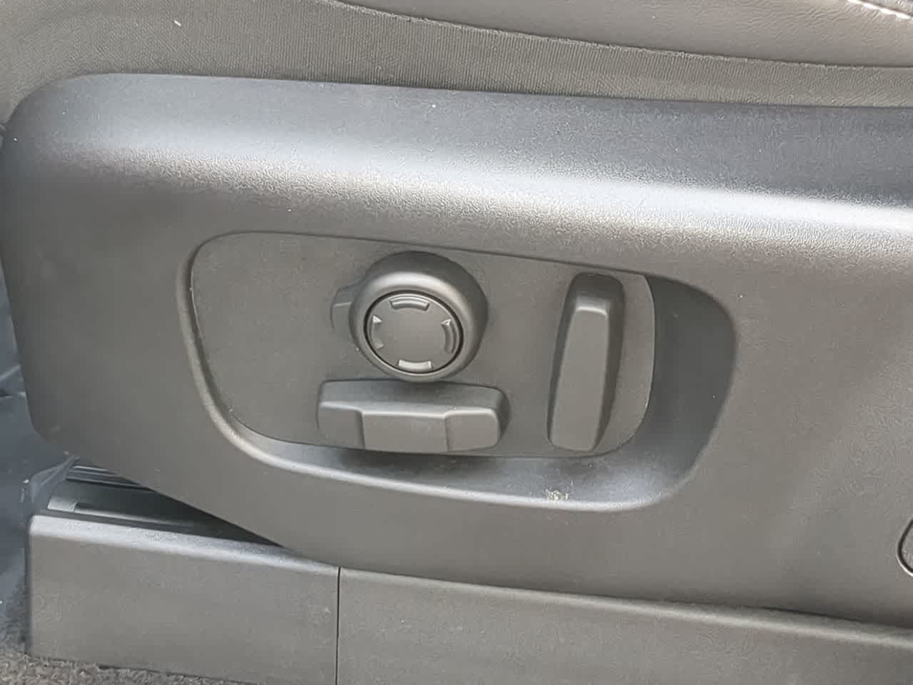 Thumbnail: 2025 Land Rover Discovery - 17