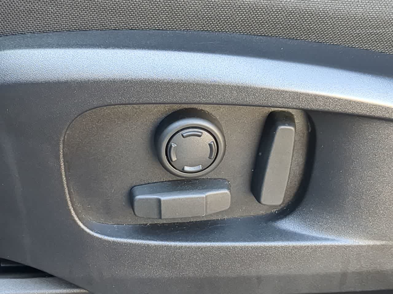 Thumbnail: 2025 Land Rover Defender - 17