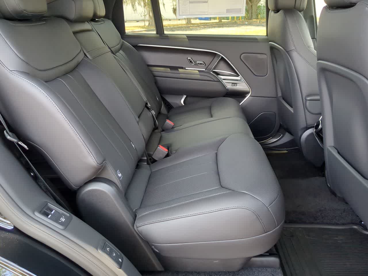 2025 Land Rover Range Rover SE 21