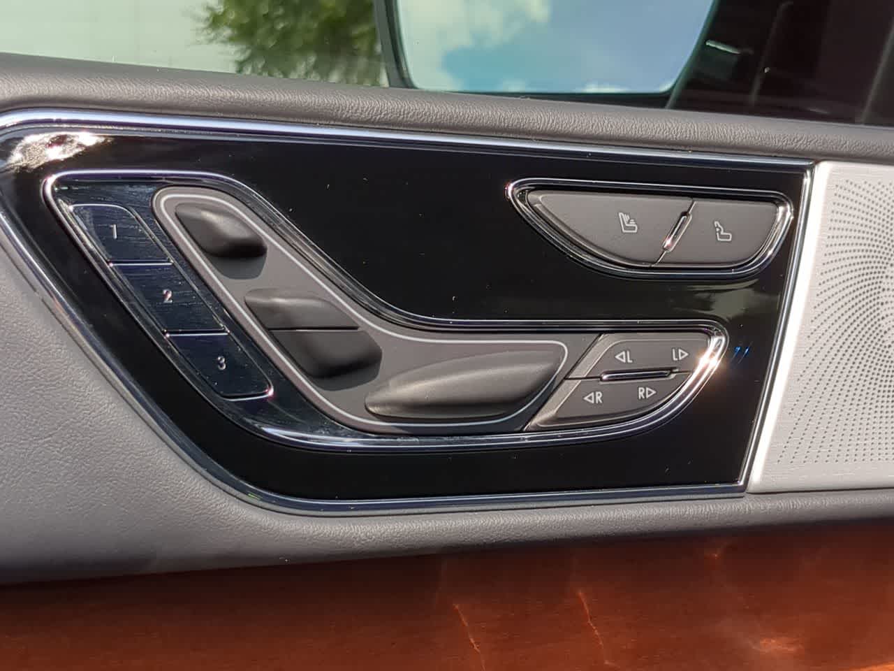 Thumbnail: 2024 Lincoln Navigator L - 17